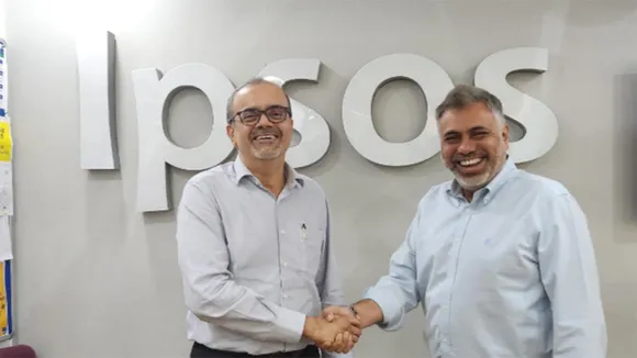 Amit-Adarkar-shaking-hands-with-Sameer-Grover